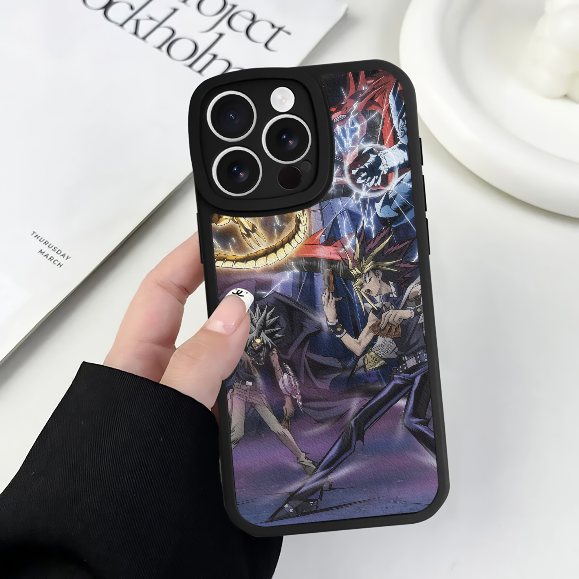 （画像用） 遊☆戯☆王 Yu-Gi-Oh! 【iPhone 16シリーズ対応】シリコンスマホケース（レザー調） 材質：シリコン